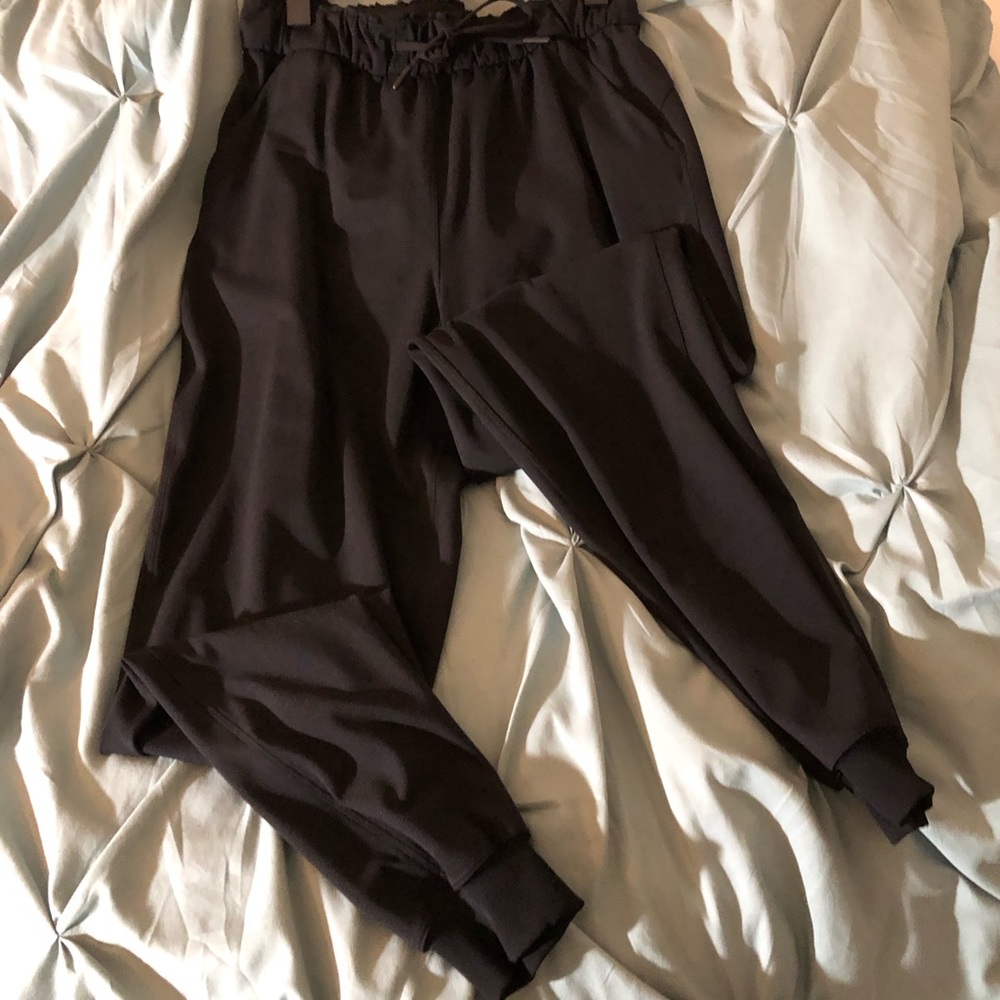 Lululemon jogger style pants. Size 6 New!